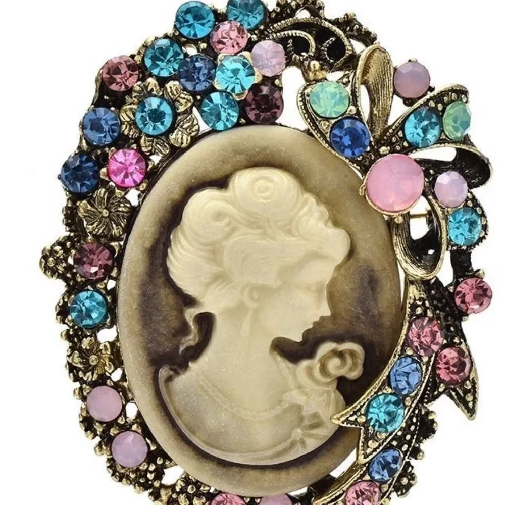 ✨ Stunning Vintage Cameo Brooch with Sparkling Multicolor Crystals ✨